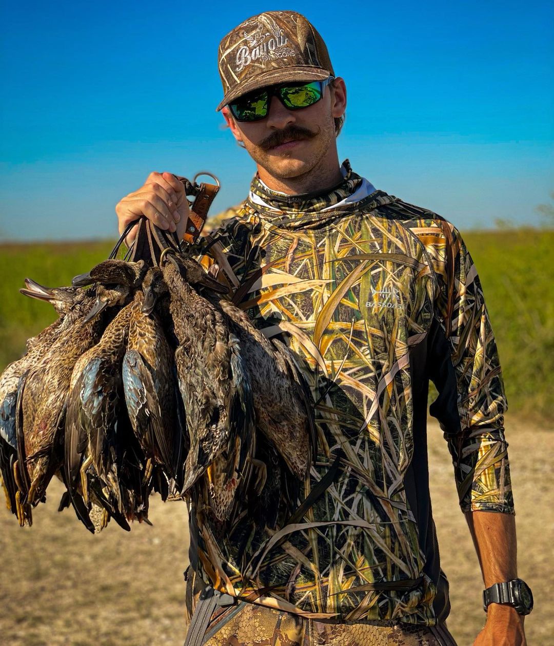 Outdoor Hunting Hoodie - เสื้อเชิ้ตแขนยาวสำหรับผู้ชาย Bassdash ป้องกันแสงแดด UPF 50+ พร้อมหน้ากากลายพราง